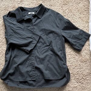 Uniqlo Gray Short Sleeve Collared Button-Up Shirt